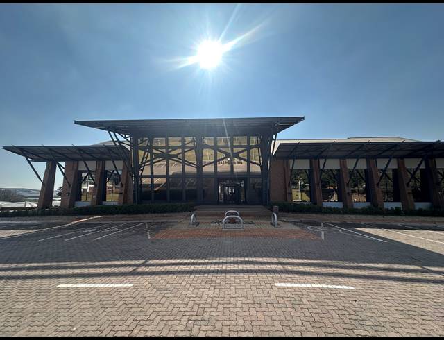 3,888M² OFFICE FOR SALE IN LONGMEADOW